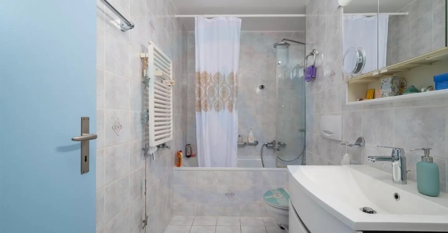 Spacious well-maintained 5.5-room house with garden two minutes from Aubonne - Photo 9 of 11