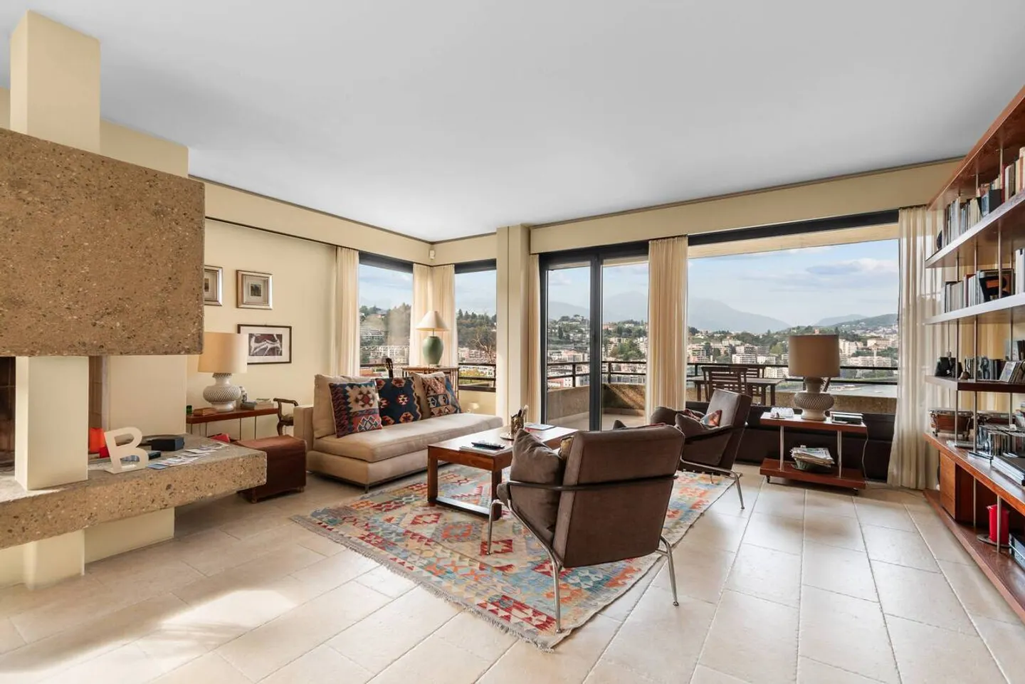 Luxury Apartment with Lake View - Photo 3 of 14