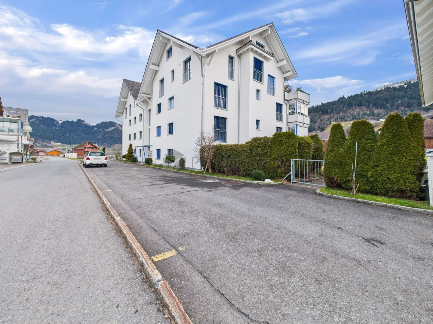 Vivere sopra il mare di nebbia: grande appartamento di 5,5 stanze con vista panoramica sul Sihlsee. - Foto 12 di 13