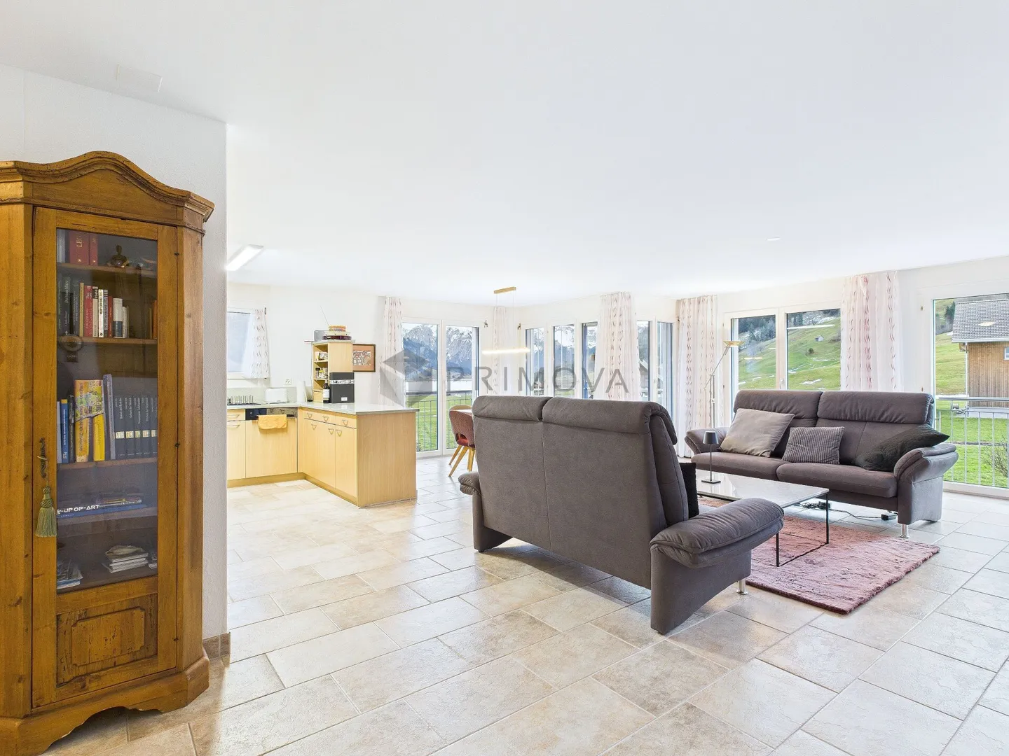 Vivere sopra il mare di nebbia: grande appartamento di 5,5 stanze con vista panoramica sul Sihlsee. - Foto 5 di 13