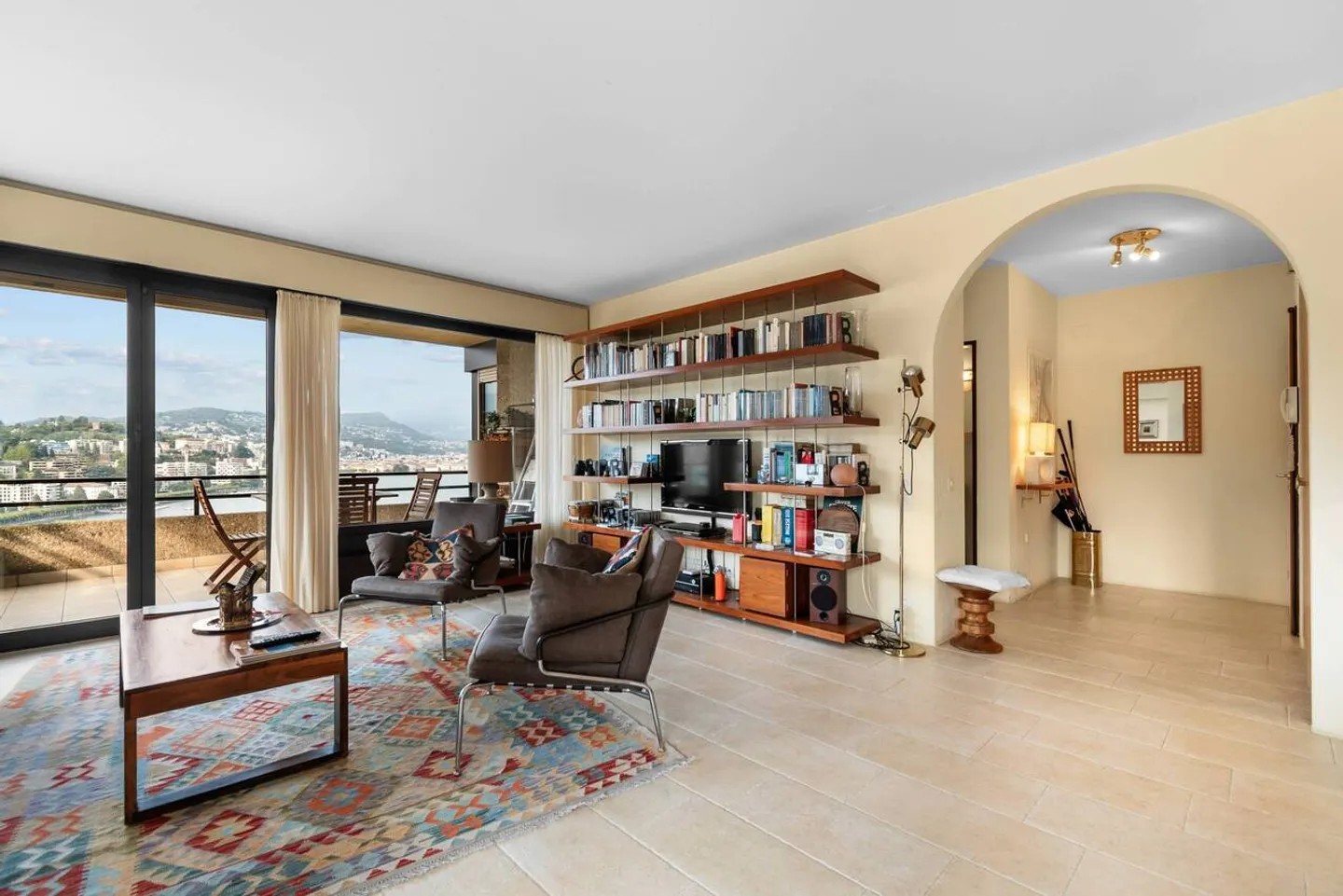Luxury Apartment with Lake View - Photo 2 of 14