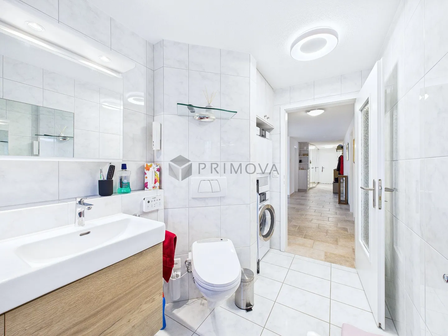 Vivere sopra il mare di nebbia: grande appartamento di 5,5 stanze con vista panoramica sul Sihlsee. - Foto 10 di 13