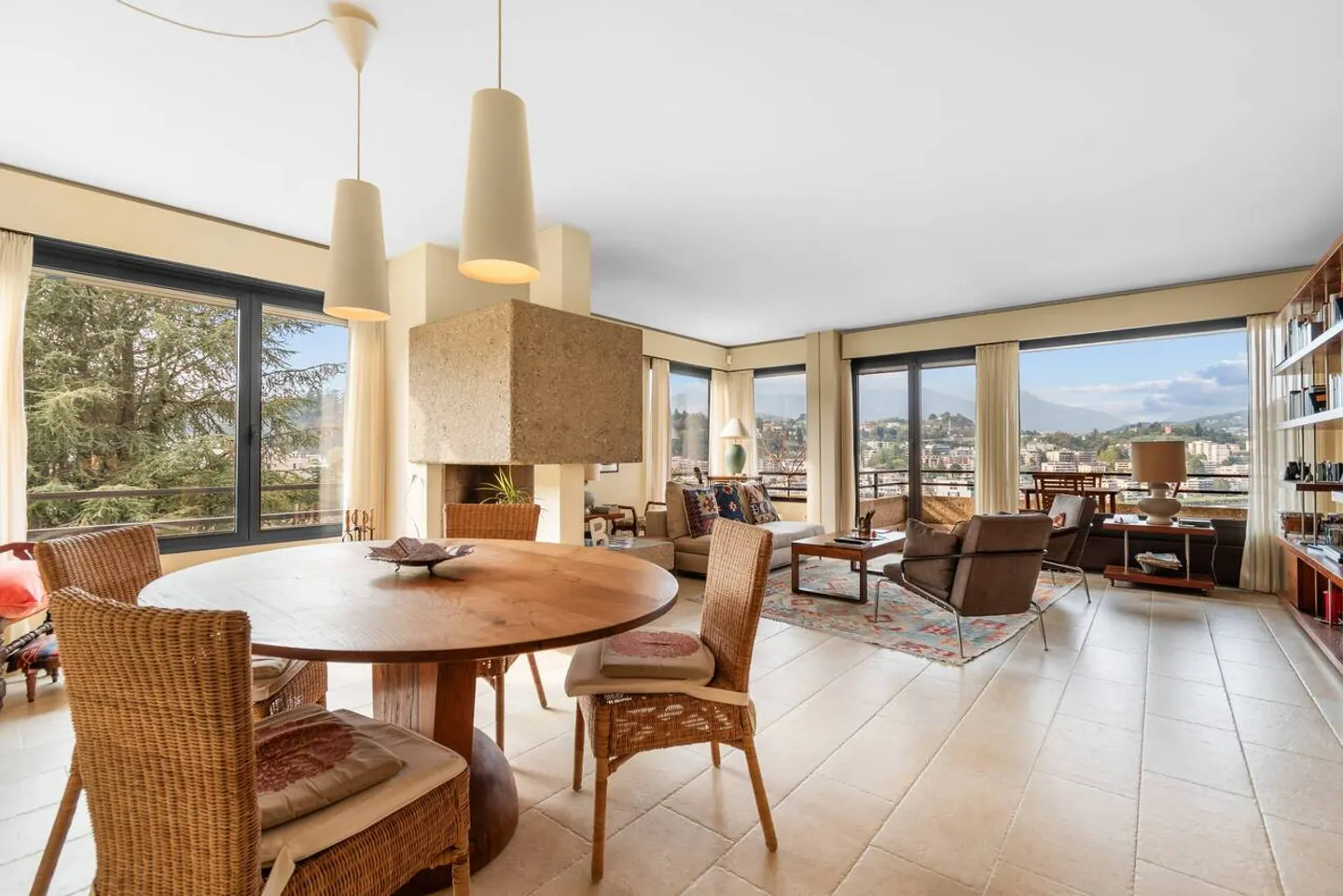 Luxury Apartment with Lake View - Photo 4 of 14