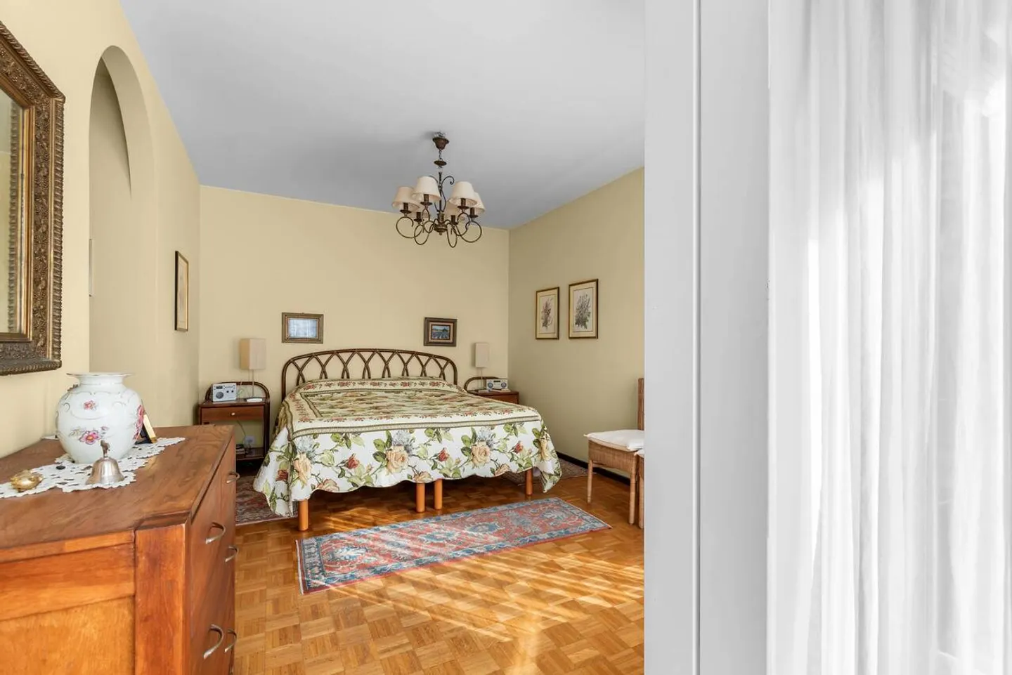 Luxury Apartment with Lake View - Photo 7 of 14