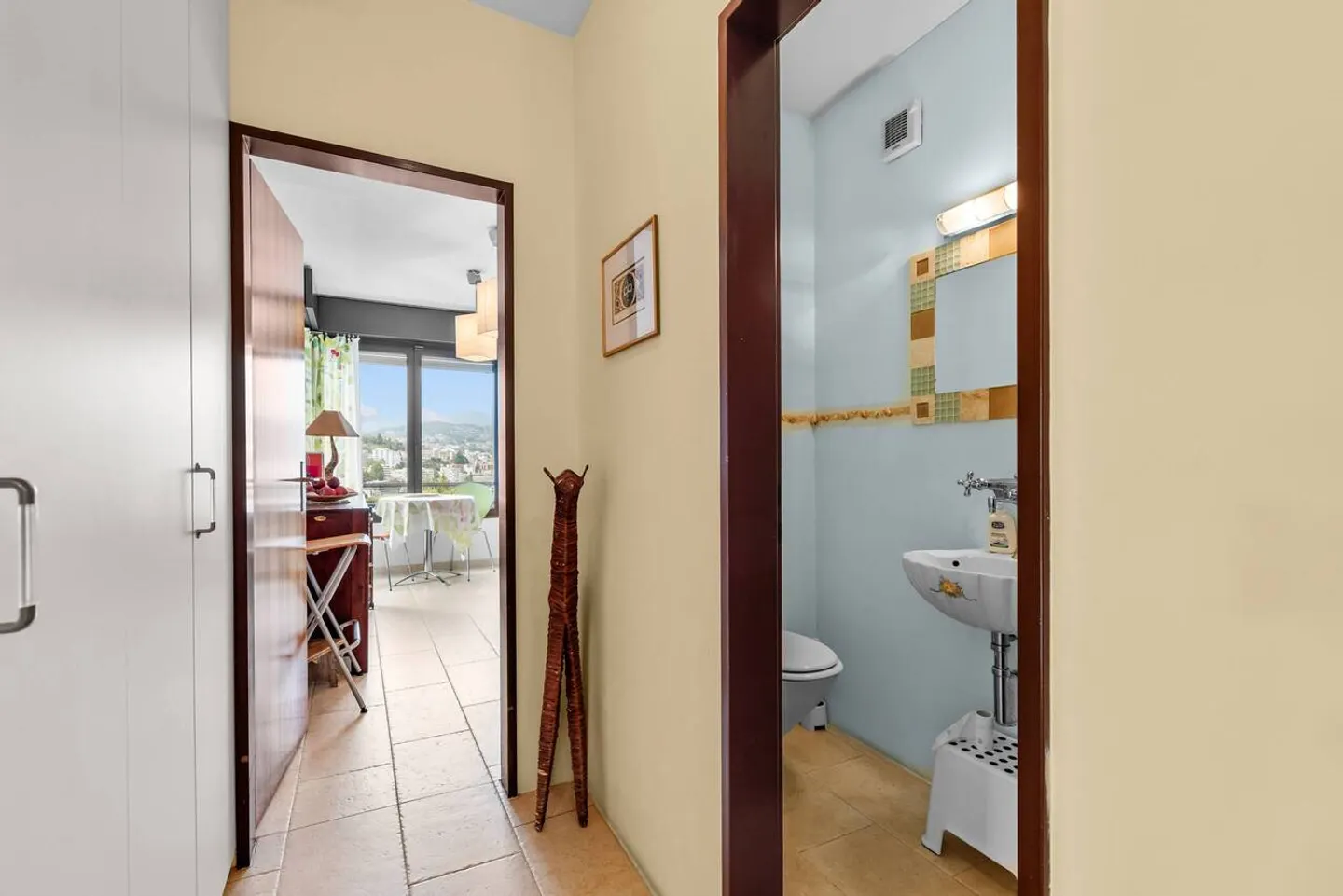 Luxury Apartment with Lake View - Photo 6 of 14