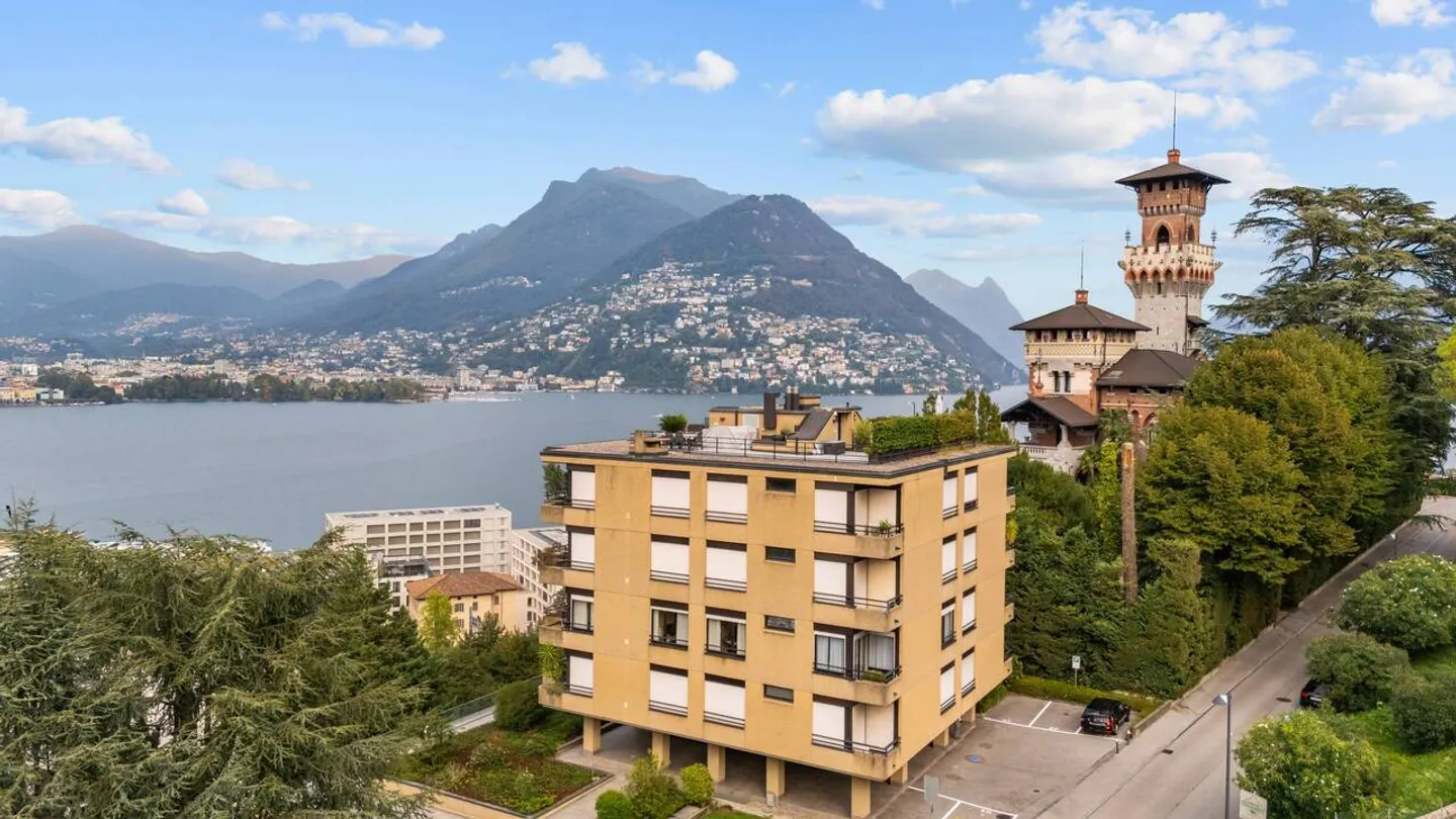 Luxury Apartment with Lake View - Photo 12 of 14