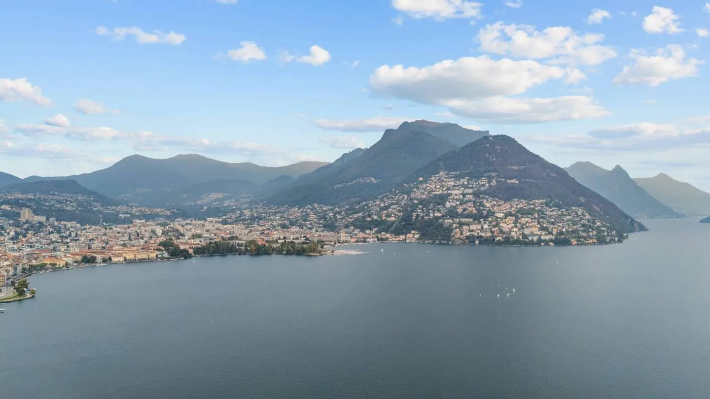 Luxury Apartment with Lake View - Photo 11 of 14
