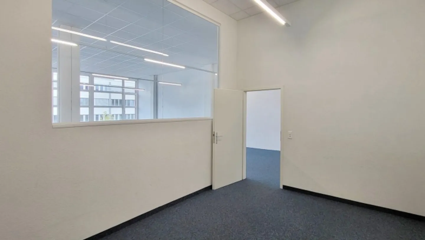 Bureau bien situé, aménagé et lumineux avec raccordement à l'eau - 158 m2 ! - Photo 13 sur 13