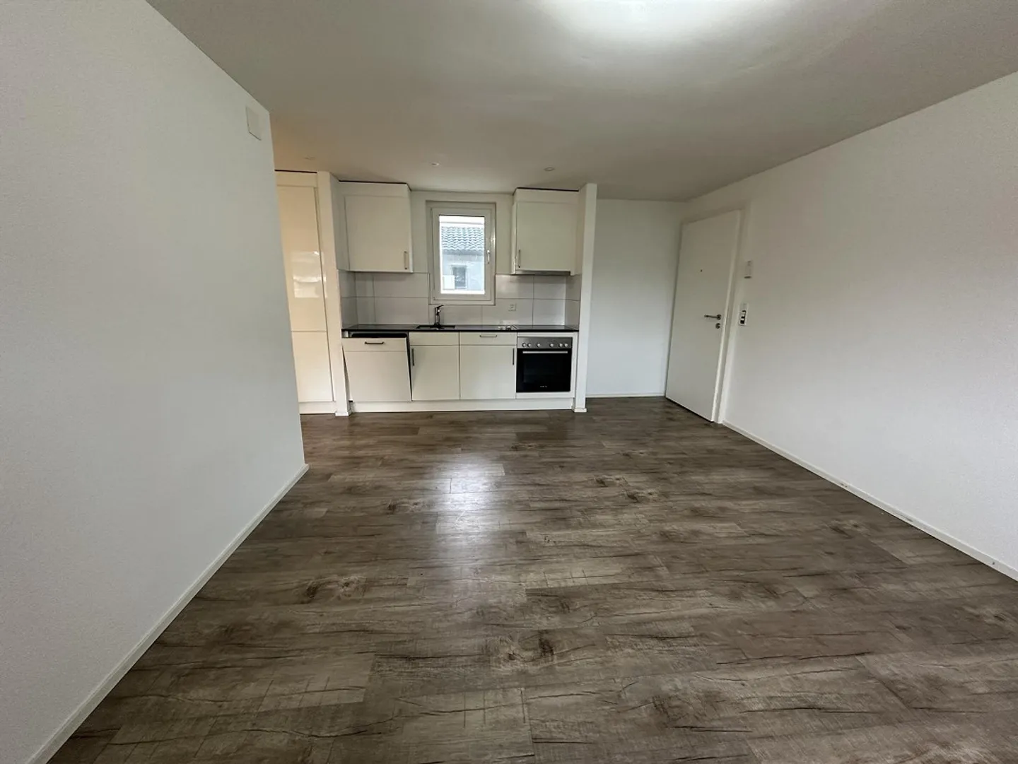 Cozy 2.5 Room Apartment in Preferred Location. - Photo 2 of 5