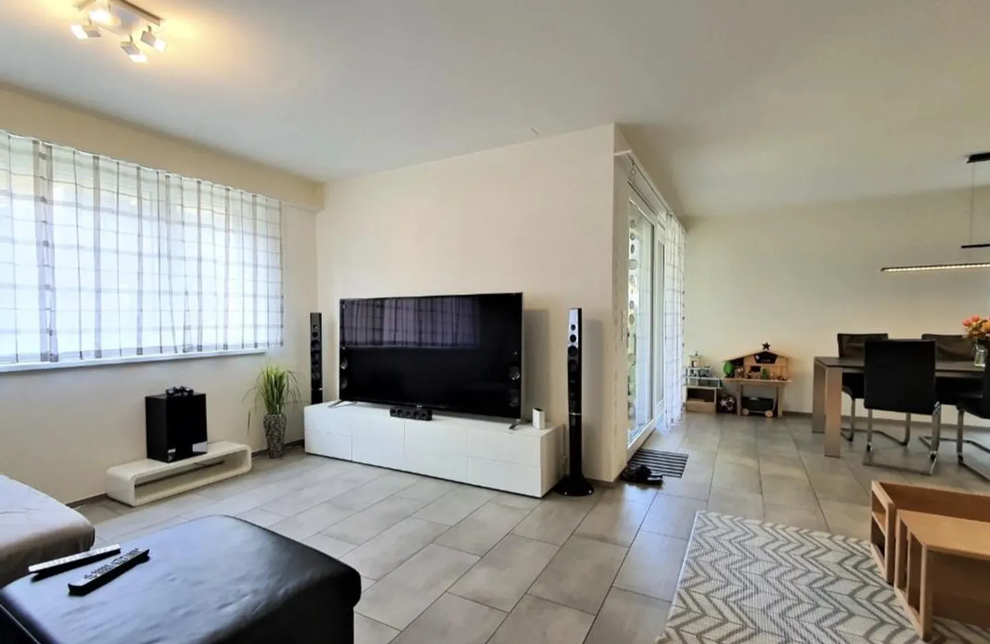 4 1/2 EG Wohnung mit grossem Sitzplatz - Foto 2 von 11