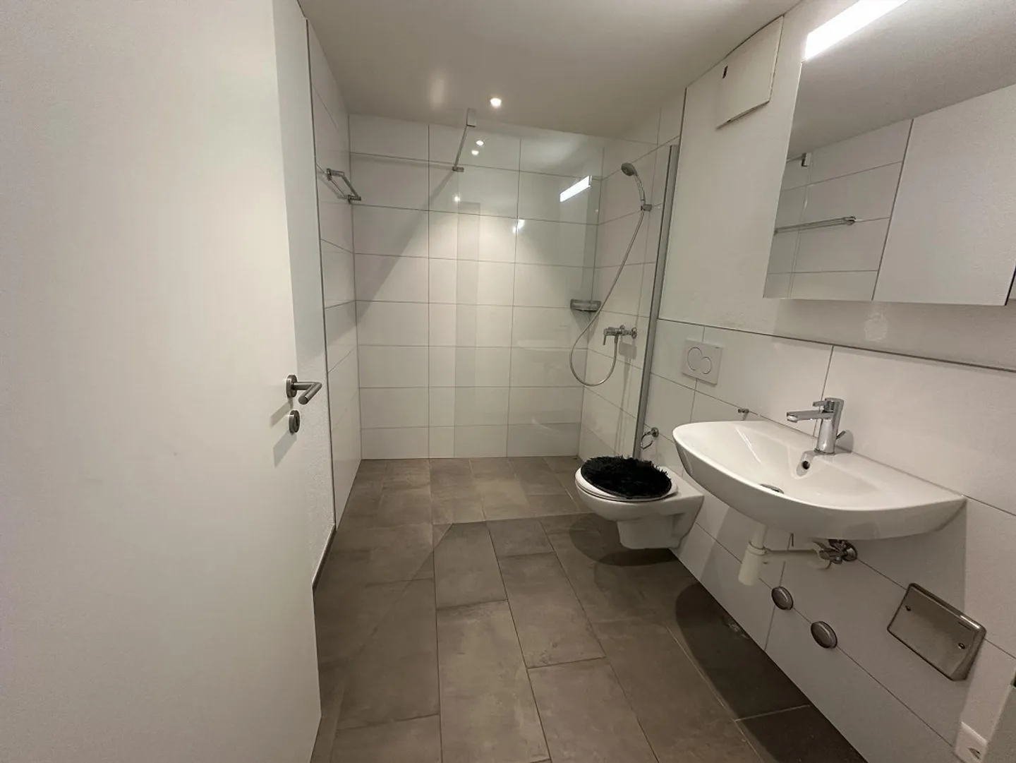 Cozy 2.5 Room Apartment in Preferred Location. - Photo 4 of 5