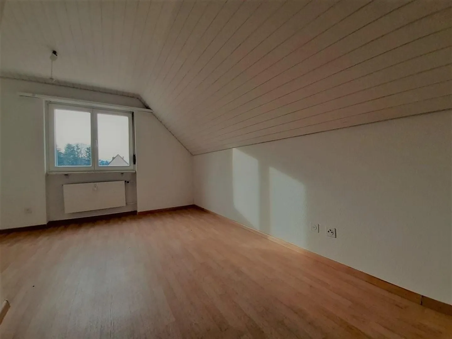 Mansard room for weekly residents - Photo 2 of 2