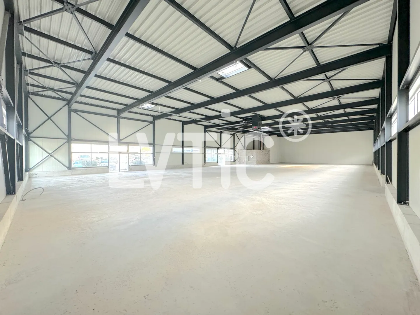 Spazio commerciale, deposito di 890 m2 divisibili in affitto a Conthey - Foto 1 di 7