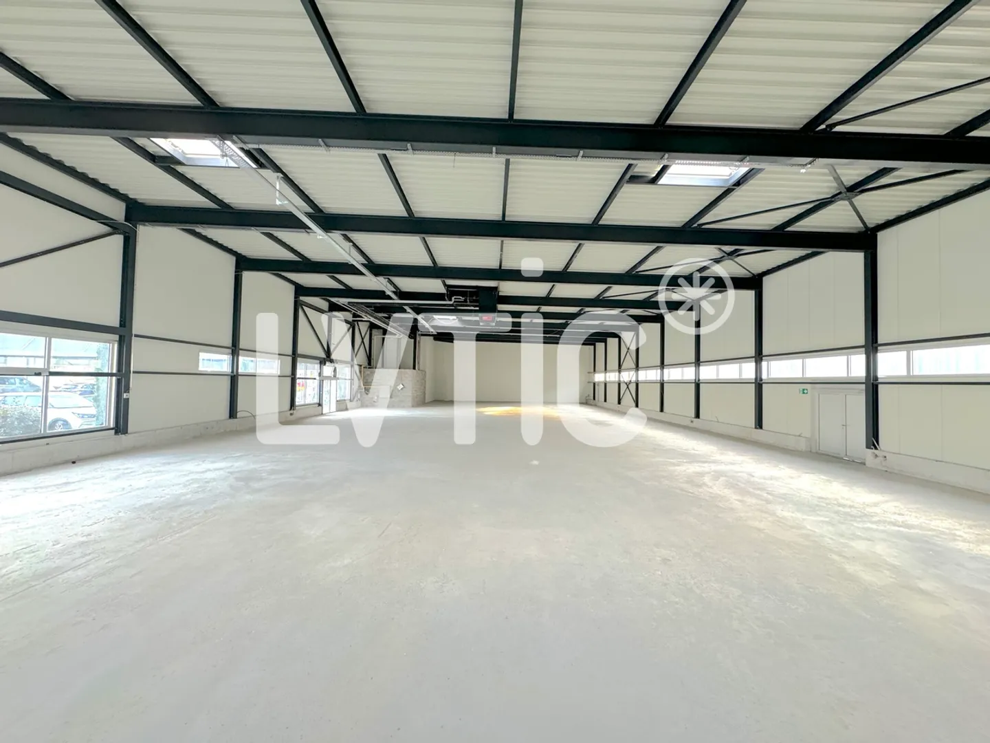 Spazio commerciale, deposito di 890 m2 divisibili in affitto a Conthey - Foto 2 di 7