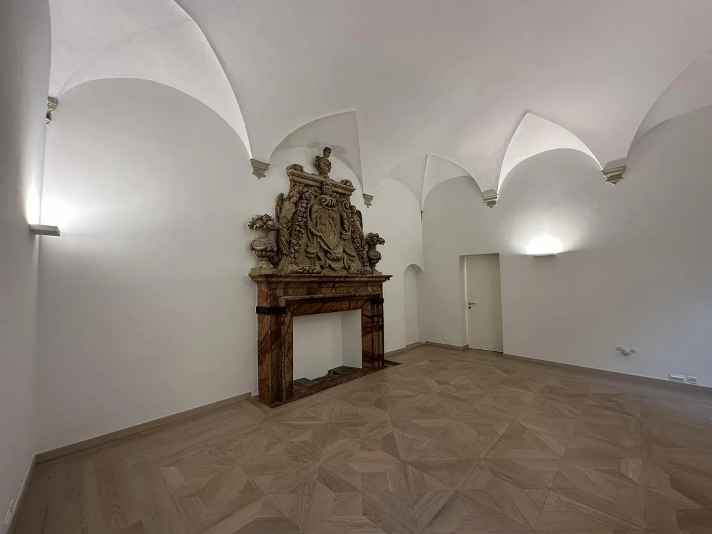 Prestigious office for rent in the center - Photo 2 of 26