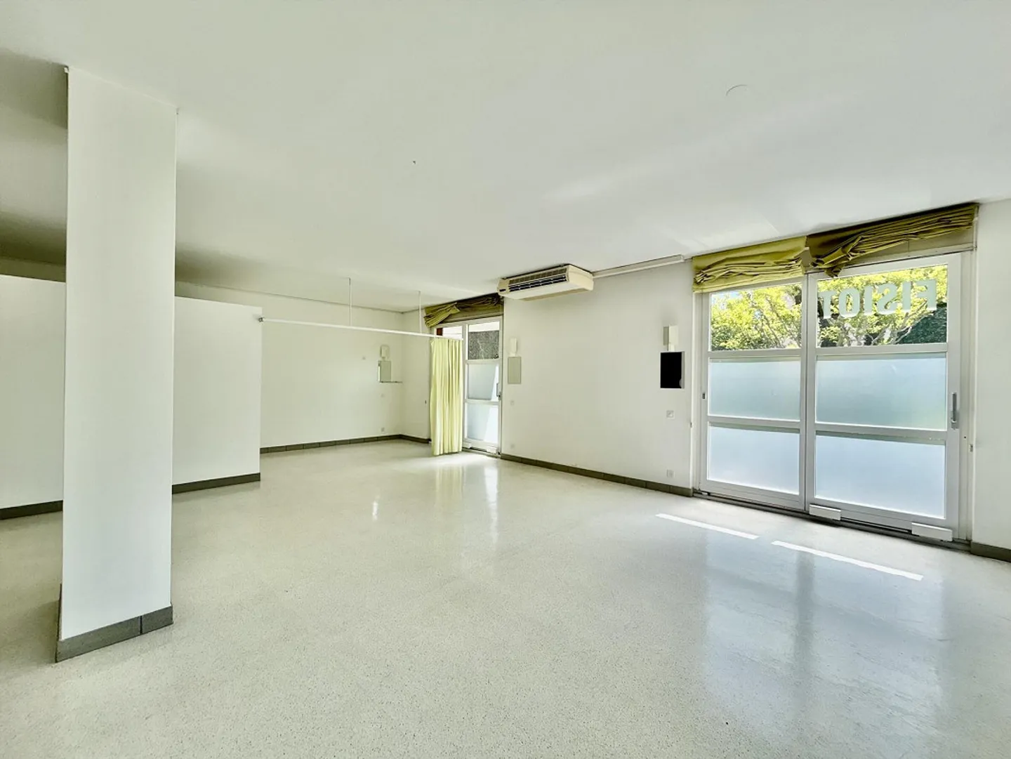 ZU VERMIETEN GERÄUMIGES HELLER STUDIO FÜR MEDIZINISCHE AKTIVITÄTEN IN AGNO - Foto 2 von 8