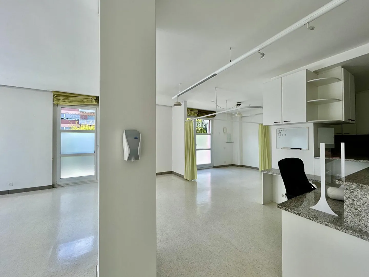 ZU VERMIETEN GERÄUMIGES HELLER STUDIO FÜR MEDIZINISCHE AKTIVITÄTEN IN AGNO - Foto 3 von 8