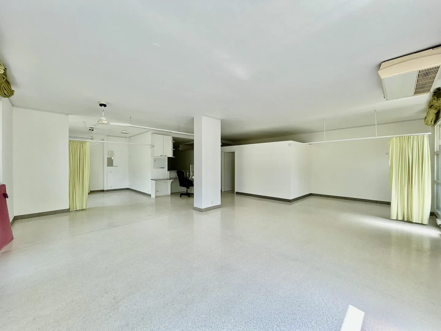 ZU VERMIETEN GERÄUMIGES HELLER STUDIO FÜR MEDIZINISCHE AKTIVITÄTEN IN AGNO - Foto 1 von 8