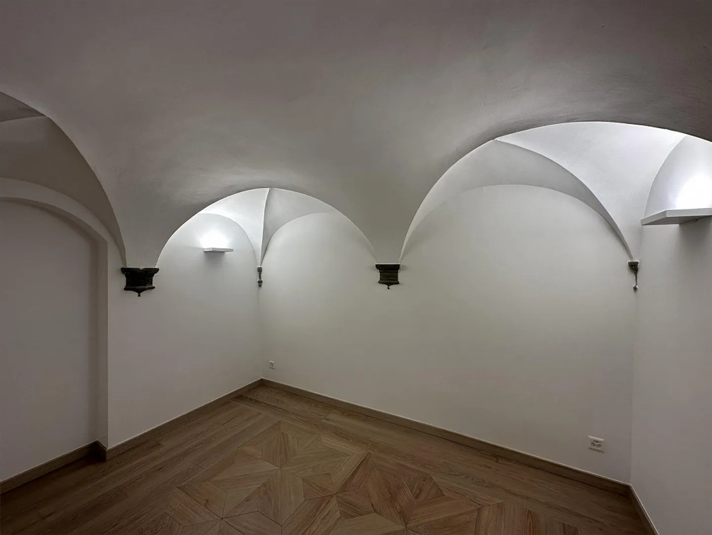 Prestigious office for rent in the center - Photo 7 of 26