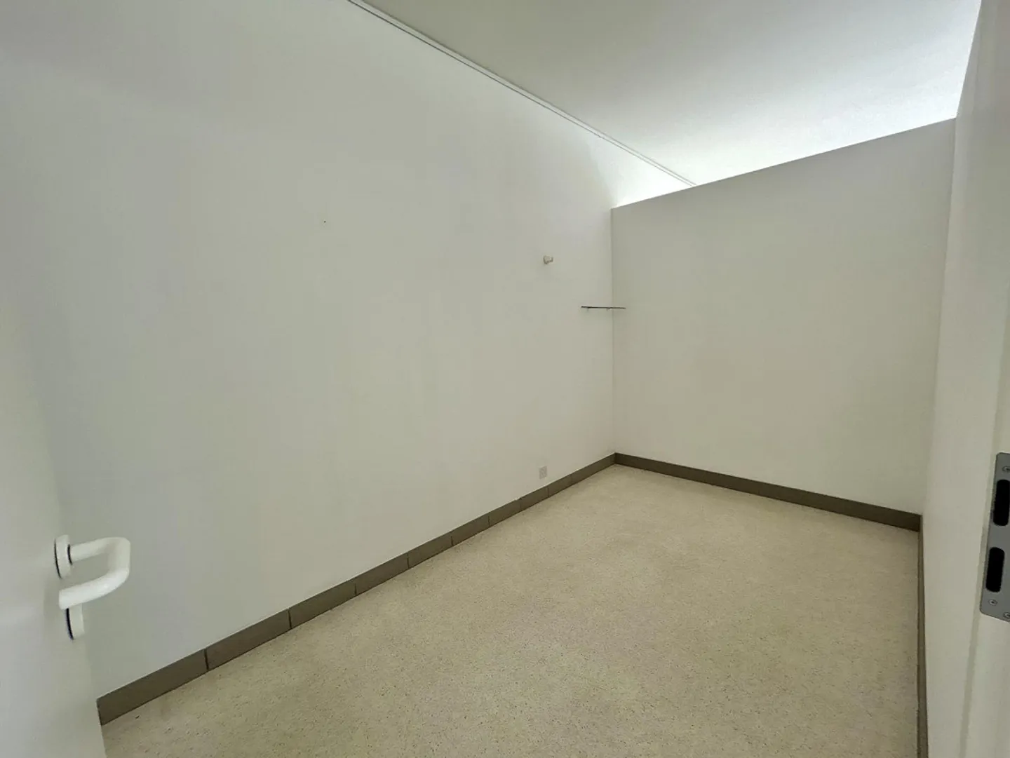 ZU VERMIETEN GERÄUMIGES HELLER STUDIO FÜR MEDIZINISCHE AKTIVITÄTEN IN AGNO - Foto 5 von 8