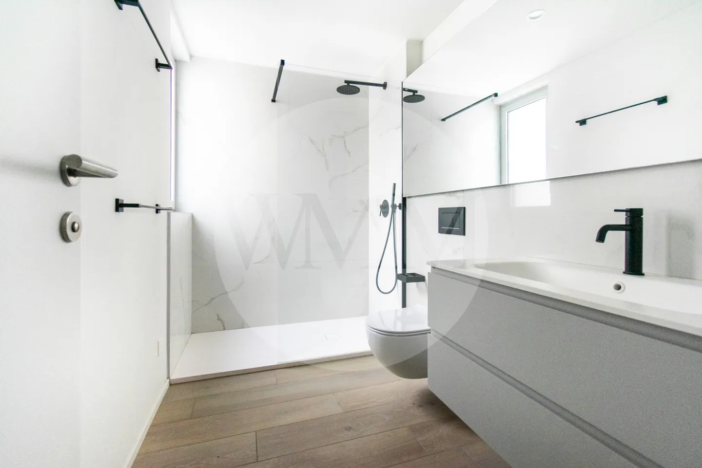 Modern penthouse apartment with terrace and view of greenery - Photo 10 of 13