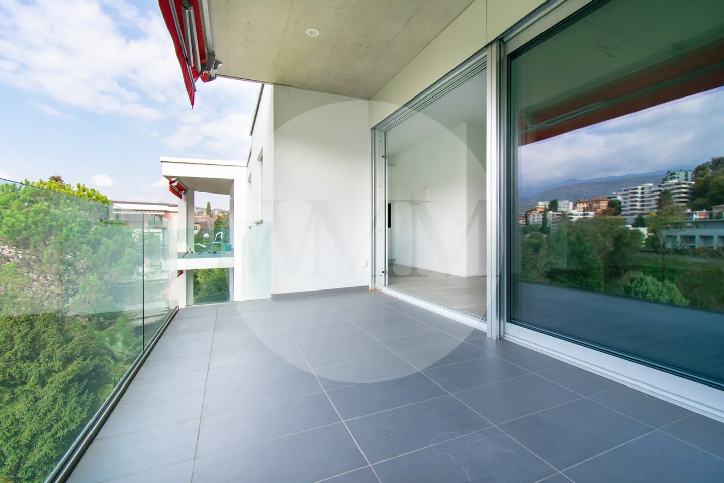 Modern penthouse apartment with terrace and view of greenery - Photo 11 of 13