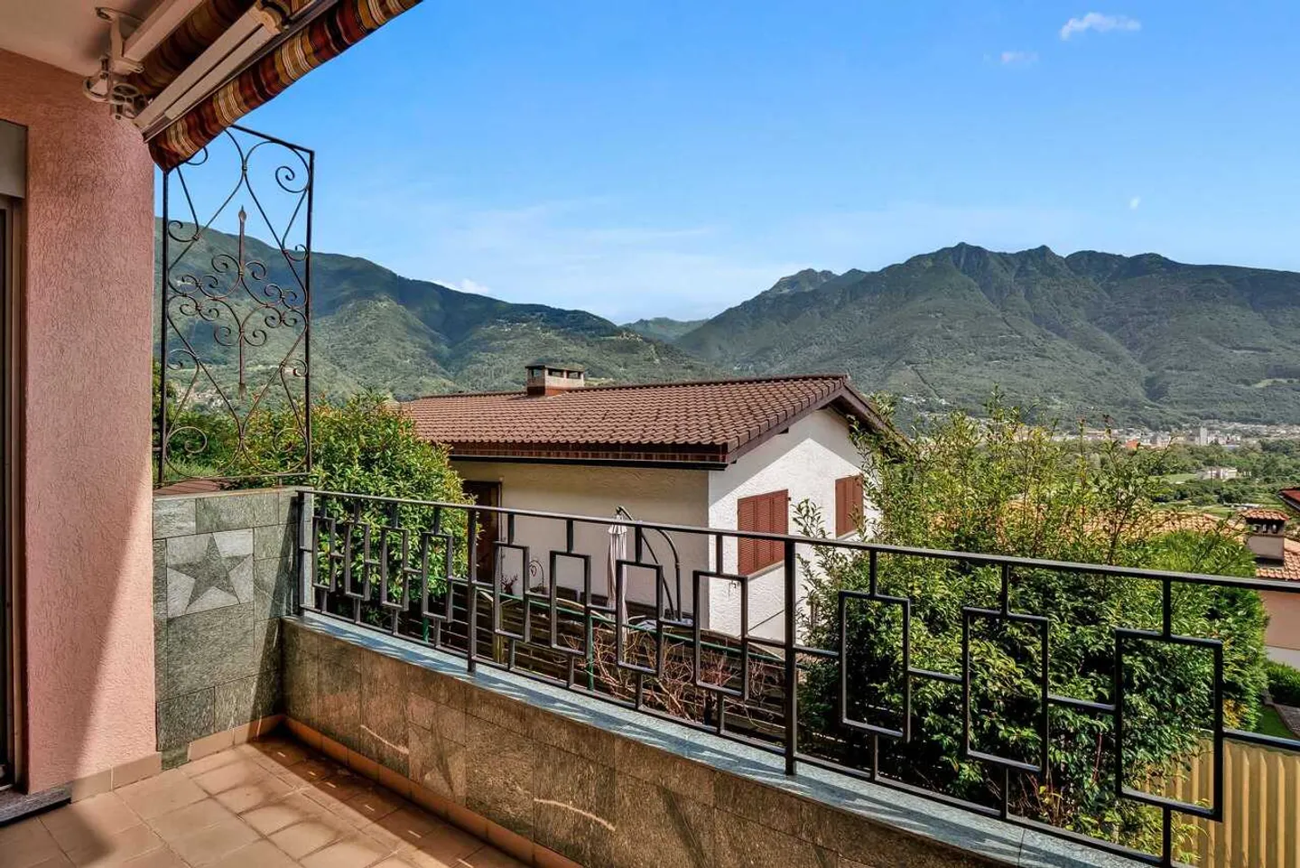 Affascinante casa di 5,5 stanze a Monte Carasso con giardino - Foto 6 di 13