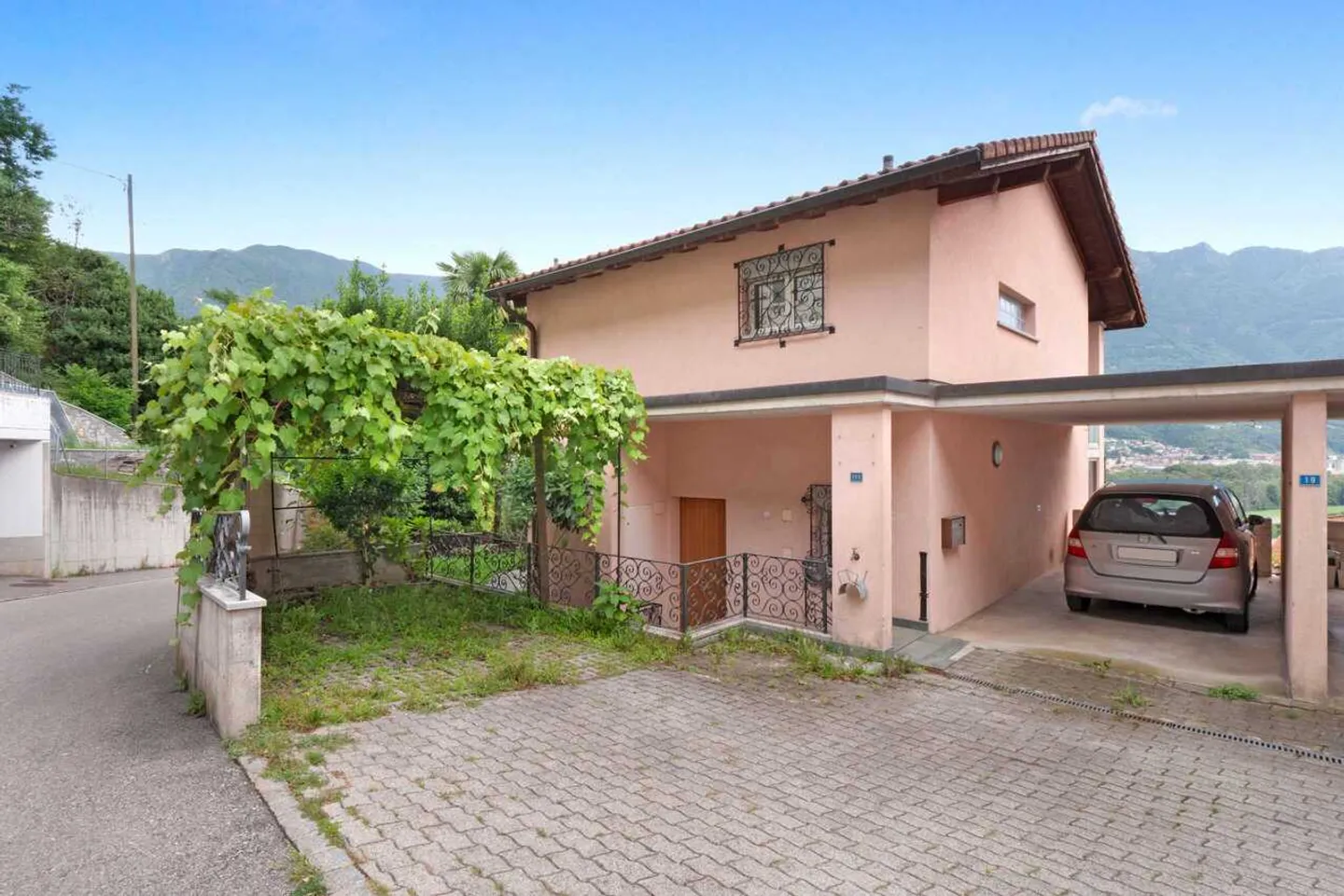 Affascinante casa di 5,5 stanze a Monte Carasso con giardino - Foto 8 di 13