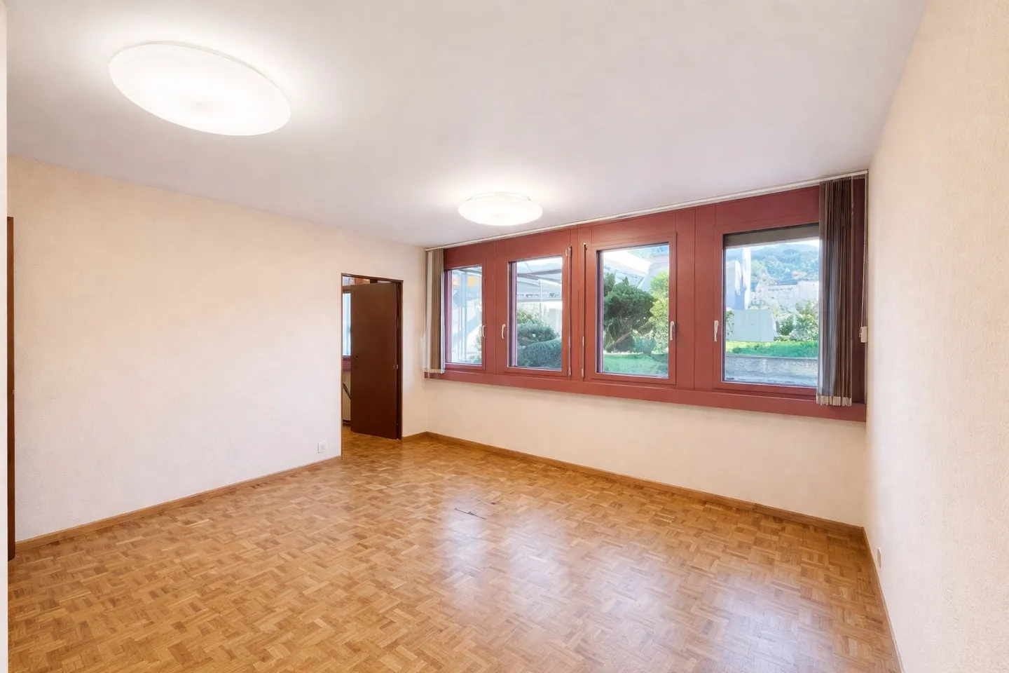 Spacious Medical Office in Sion - Photo 3 of 8