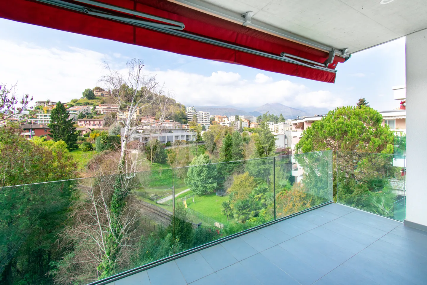 Modern penthouse apartment with terrace and view of greenery - Photo 12 of 13