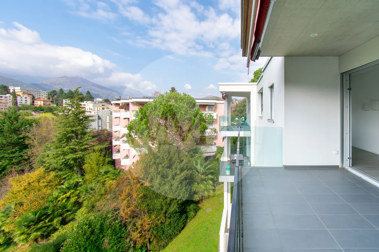 Modern penthouse apartment with terrace and view of greenery - Photo 13 of 13