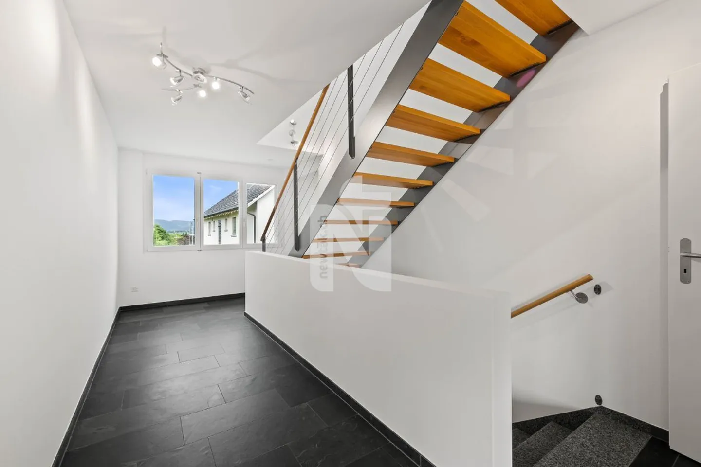 Charming Maisonette Apartment - Photo 7 of 13