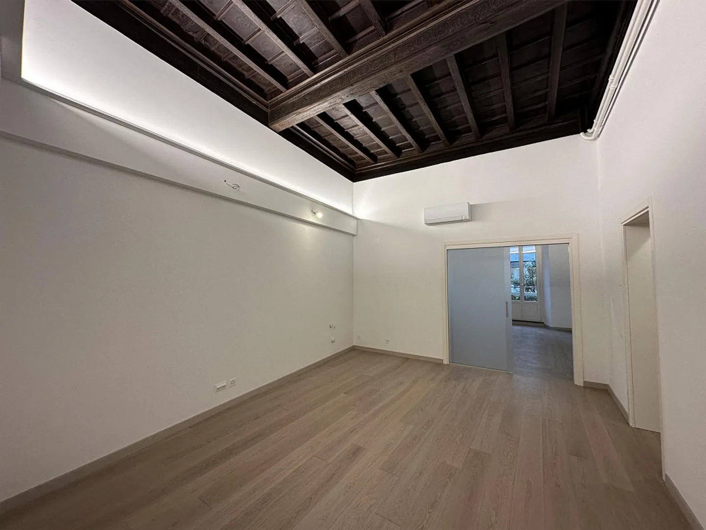 Prestigious office for rent in the center - Photo 14 of 26