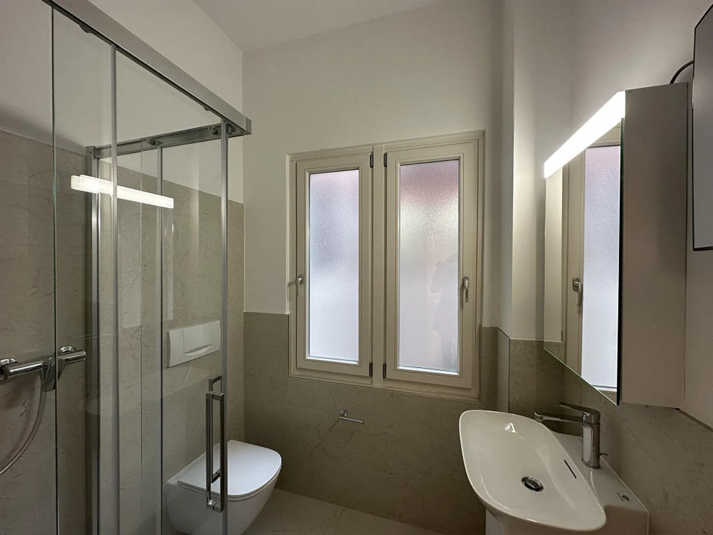 Prestigious office for rent in the center - Photo 22 of 26