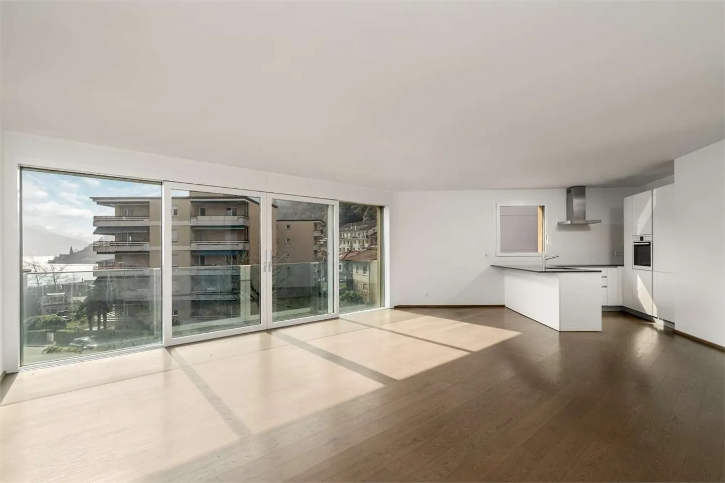 Appartamento moderno con vista lago - Foto 2 di 13