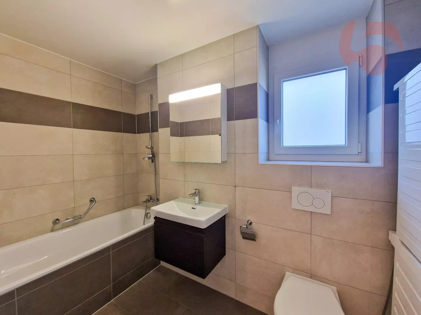 Beautiful 2018 apartment with 70 m2 garden and 15 m2 covered terrace - Photo 10 of 14