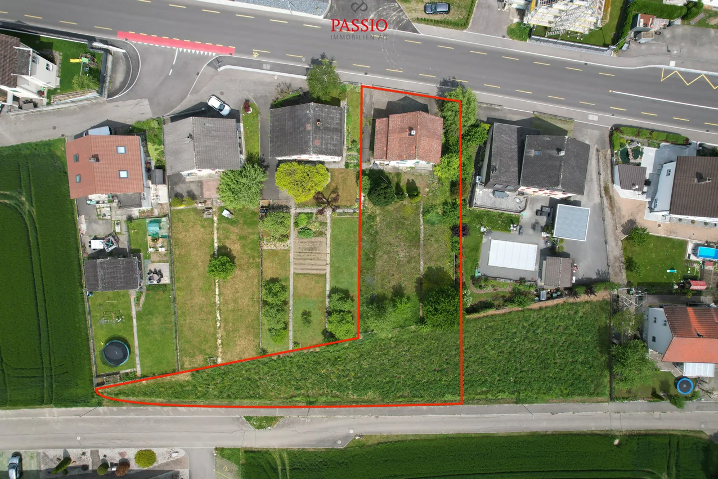 Large plot of 1,380m² with existing single-family house - Photo 1 of 8