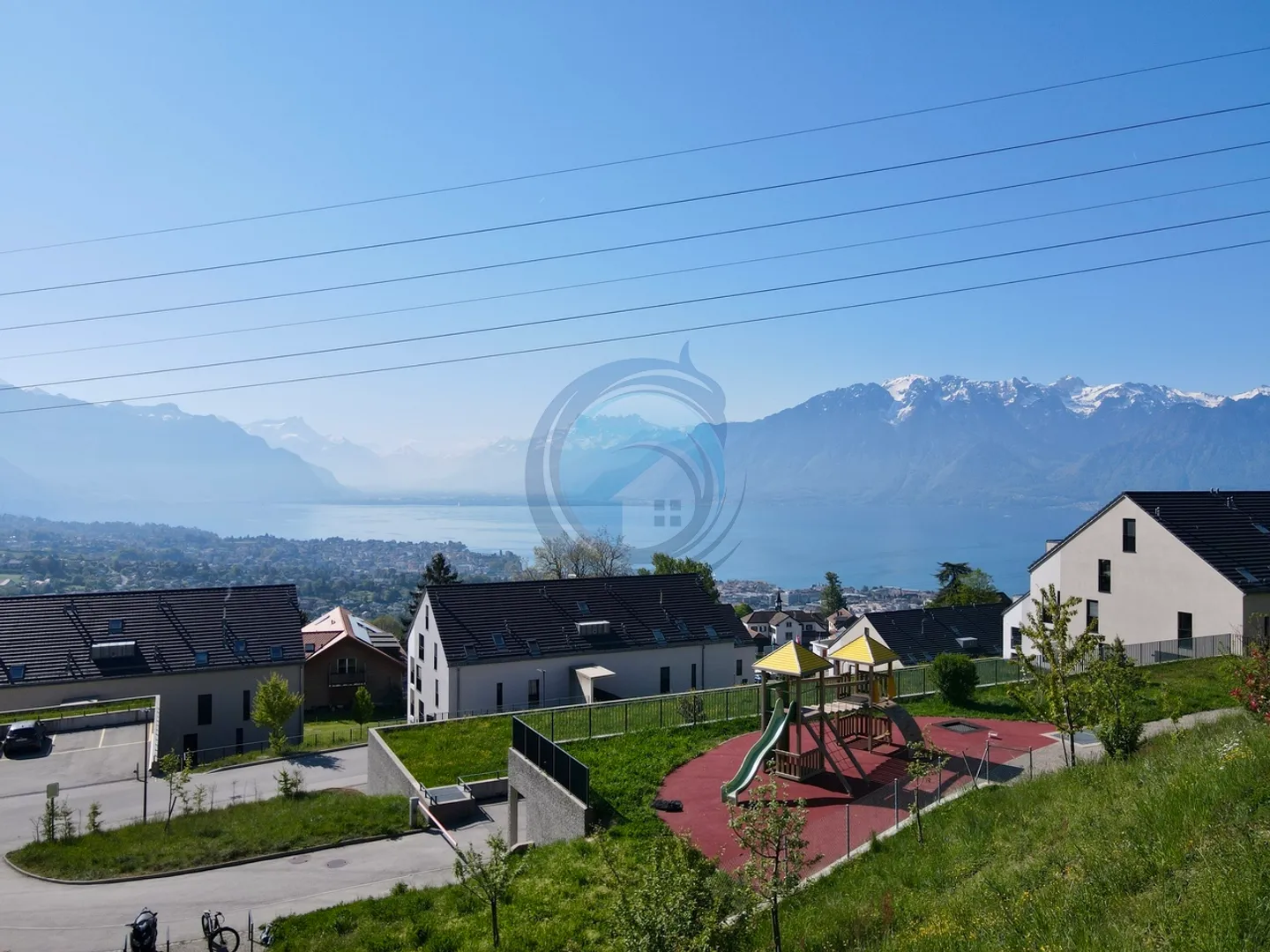 JOLIE VILLA JUMELLE DE 5.5 PIECES AVEC VUE SUR LE LAC - Photo 2 sur 14