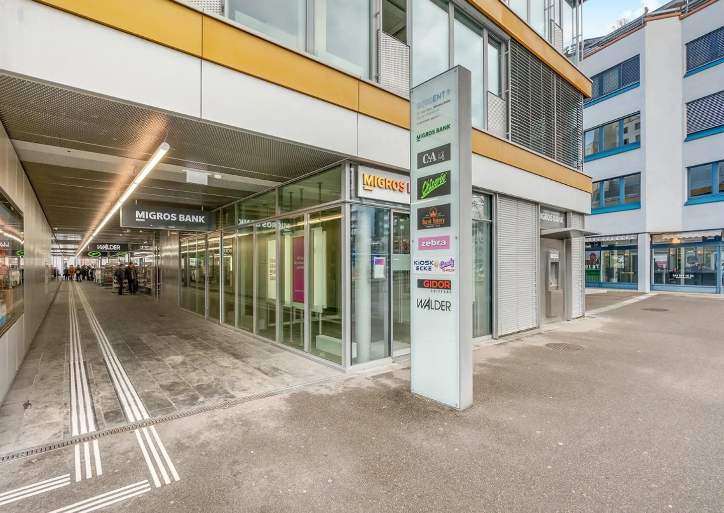 Spazio commerciale versatile nel centro di Uster, incluso magazzino - Foto 3 di 5