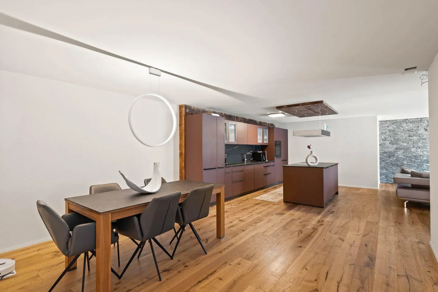 Spacious 4.5-Room Apartment - Photo 6 of 13