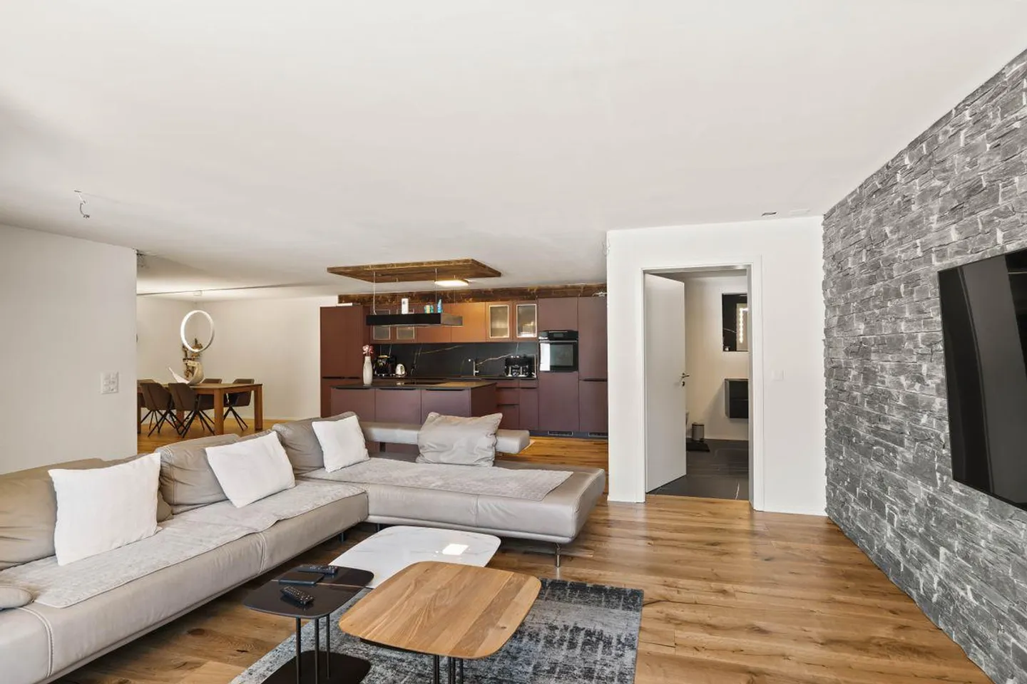 Spacious 4.5-Room Apartment - Photo 8 of 13