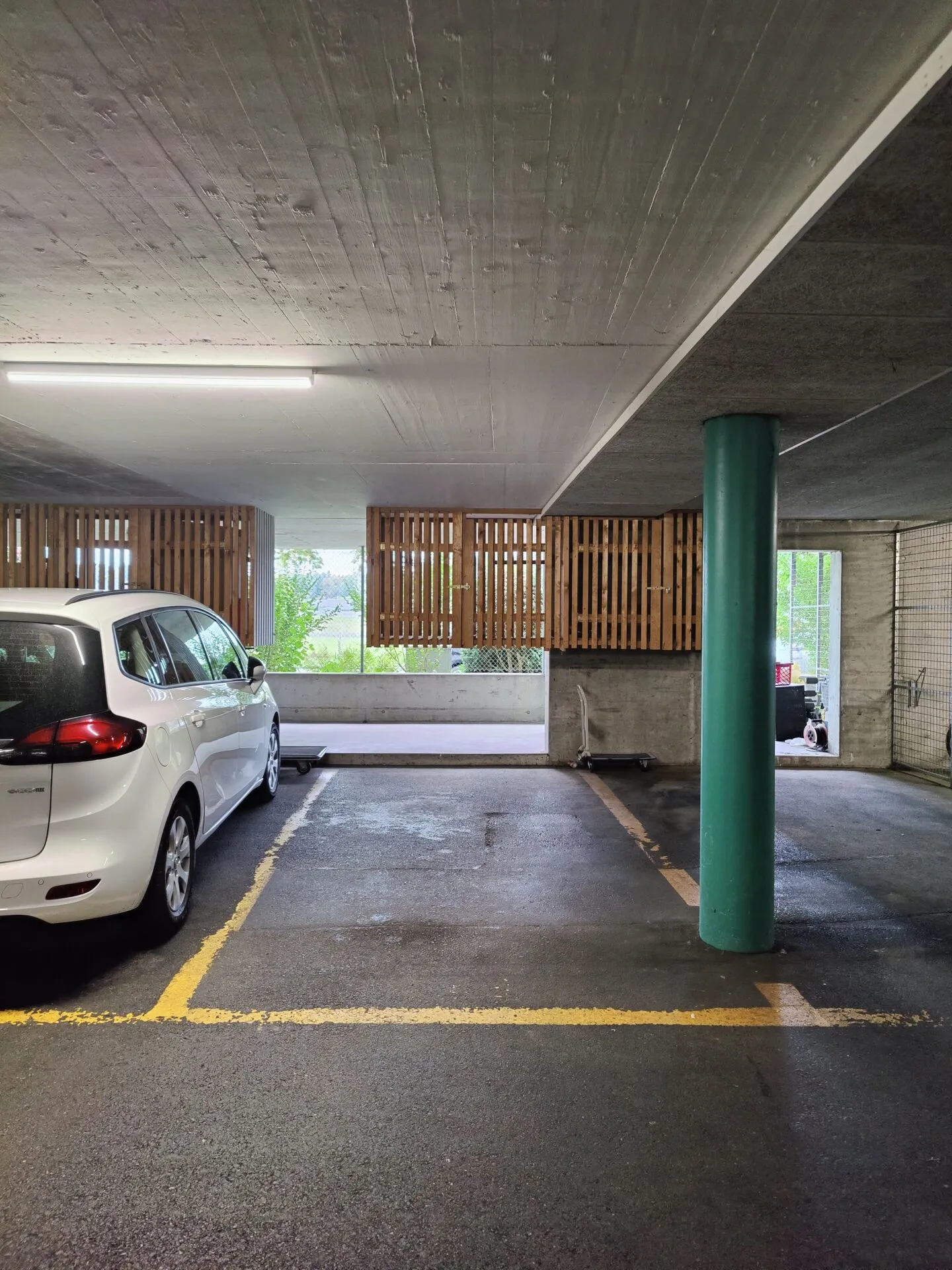 Parking space with additional forecourt in a central location - Photo 1 of 2