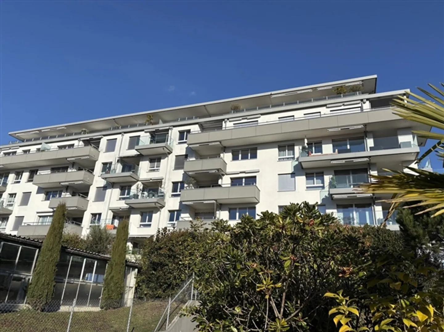 Appartement spacieux de 4,5 pièces avec terrasse et vue sur le lac - Photo 1 sur 10