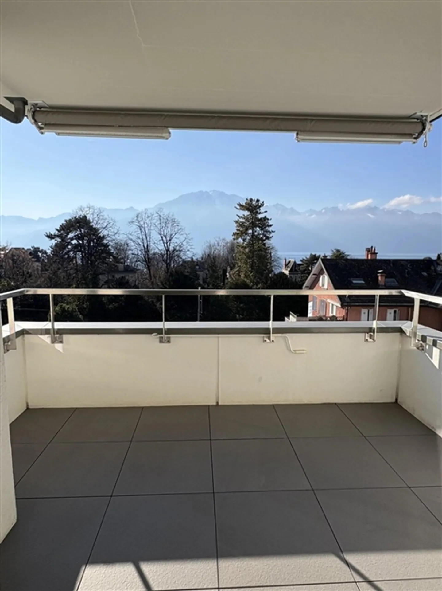 Appartement spacieux de 4,5 pièces avec terrasse et vue sur le lac - Photo 10 sur 10