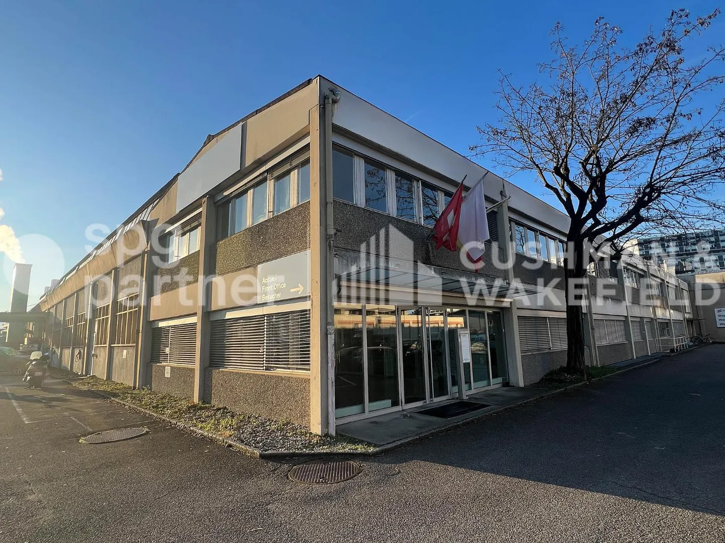 Area of 312 m² on the ground floor for craft activities, showroom or B2B activities - Photo 3 of 12