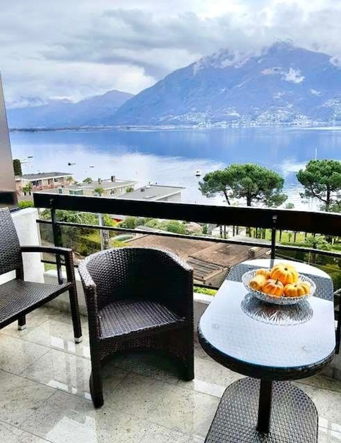 Monolocale con vista magnifica sul lago e grande terrazza - Foto 1 di 13