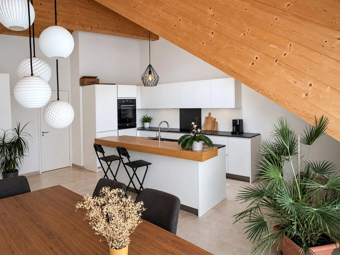 3.5-room penthouse apartment with sunny balcony in quiet Felsberg near Chur - Photo 3 of 15