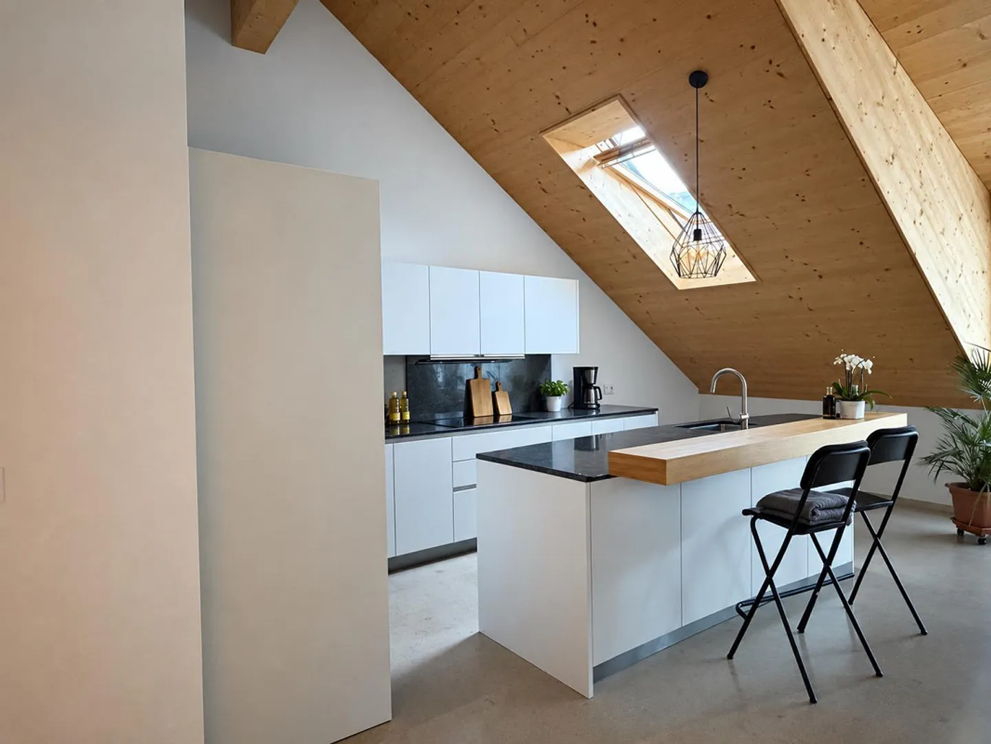 3.5-room penthouse apartment with sunny balcony in quiet Felsberg near Chur - Photo 4 of 15