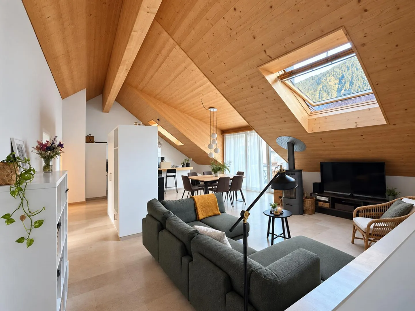 3.5-room penthouse apartment with sunny balcony in quiet Felsberg near Chur - Photo 1 of 15