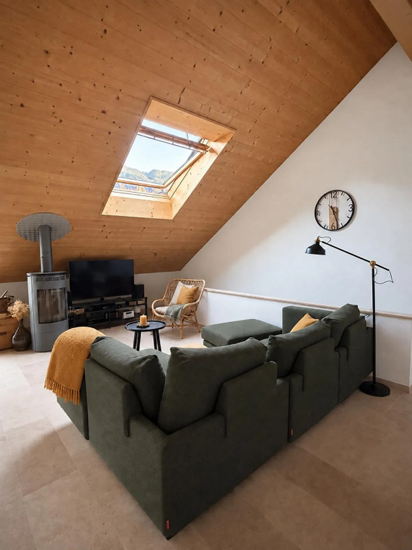 3.5-room penthouse apartment with sunny balcony in quiet Felsberg near Chur - Photo 2 of 15